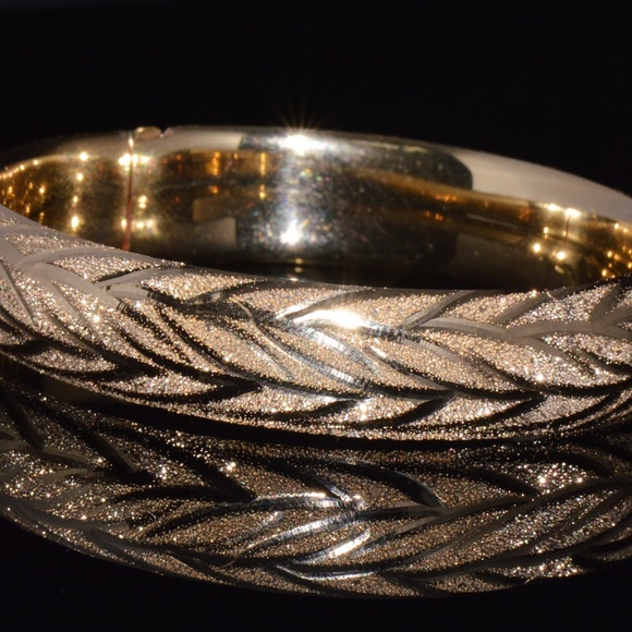 GORGEOUS 14K SOLID GOLD ENGRAVED LEAVES STACKING BANGLE BRACELET - Picture 2 of 14